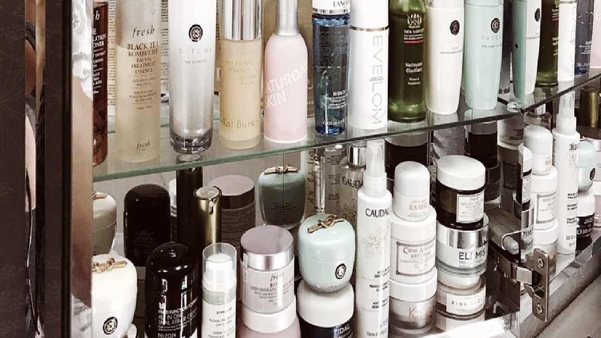 How to organize beauty products in the bedroom