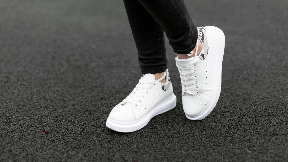 White Shoes – How to Style White Shoes Tips and Tricks